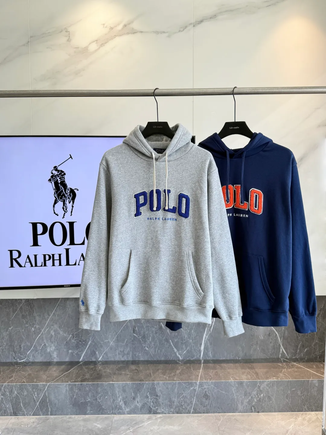 P250 𝗥𝗮𝗹𝗽𝗵 𝗟𝗮𝘂𝗿𝗲𝗻/Ralph Lauren🐎Towel embroidered hooded sweatshirt 380g Expo velvet hooded sweatshirt High-end official original one-to-one replica - customized original fabrics, accessories, hang tags, collar labels, and packaging are all made according to the original version to distinguish the cheap and wrong versions on the market This hooded sweatshirt is decorated with the simple style that represents Ralph Lauren and is paired with the classic Polo towel embroidery pattern, which is three-dimensional and full! The solid color fabric paired with exquisite embroidery instantly sets it off! Hooded sports design, loose and casual fit! The overall texture is very strong! Through the pictures, we can feel the thickness and texture of custom-woven and dyed threads. The workmanship is exquisite. They are shipped from major foreign trade factories. They are all made by masters with many years of experience. Everything is of high standards and requirements! Simple and versatile style ~ super delicate and soft, close to the body without being tied, all fabrics and accessories are original custom-made and of high quality! Perfectly reflects the brand’s sense of superiority! Standard cut, comfortable stretch, unrestricted movement! Highly practical, high-end and classy! Versatile style ~ can be paired with jeans or jogging pants. Ideal for transitioning from your morning commute to weekend events!  Color: Gray Blue Size: S-2XL